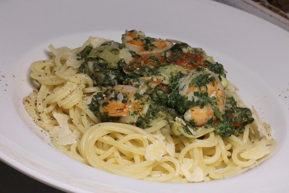 Capellini mit Garnelen, Spinat, Artischocken und Tomaten