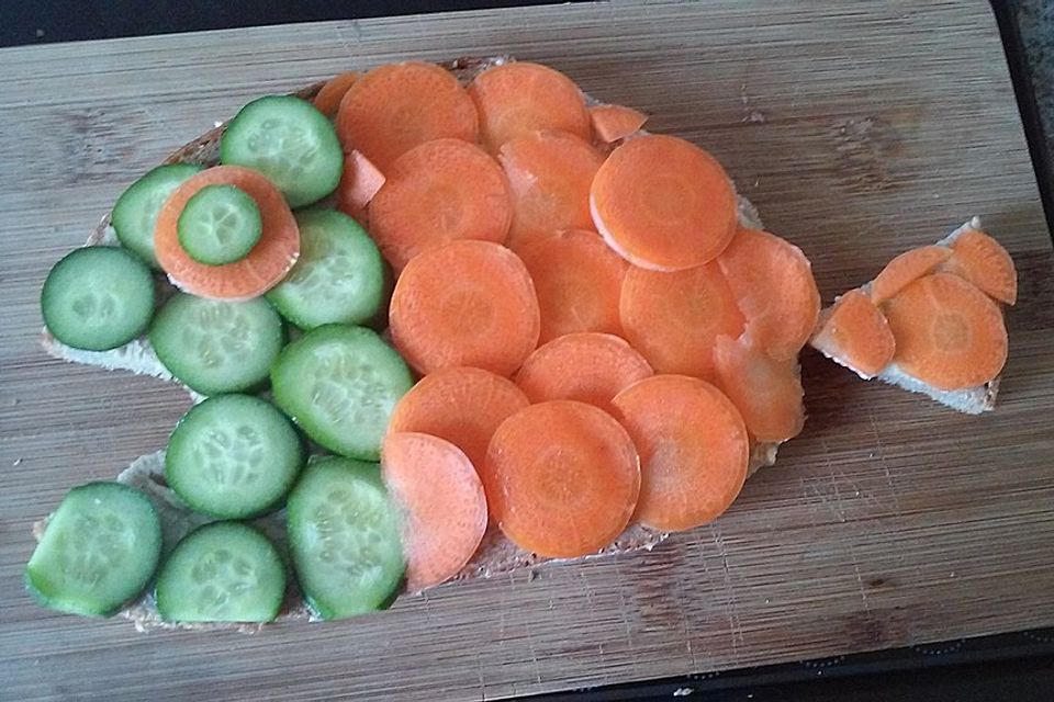 Brot in Fischform mit Gemüse belegt