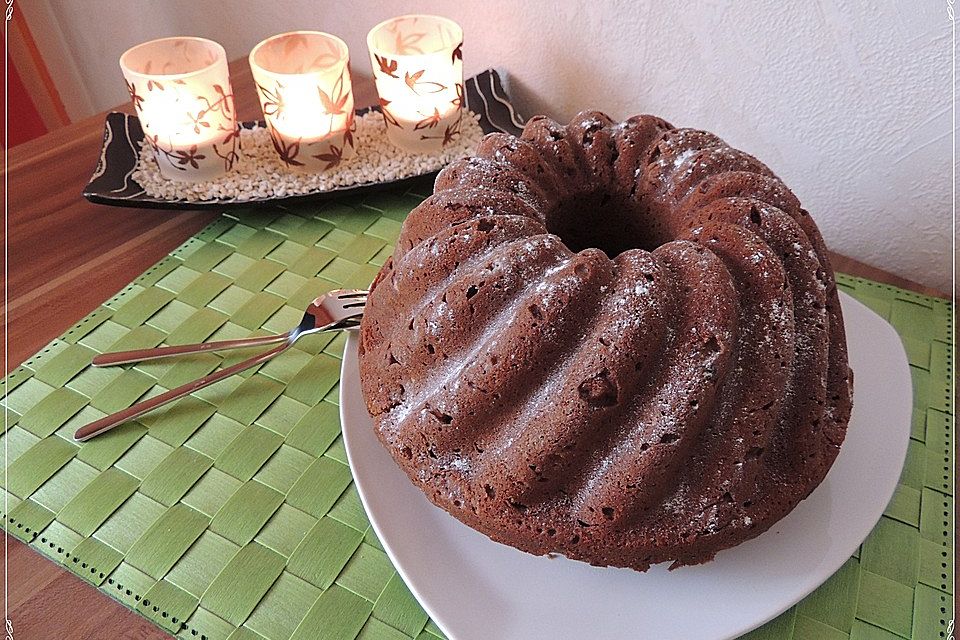 Schoko-Mandel-Gugelhupf mit Banane