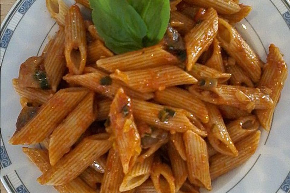 Nudeln mit Frühlingszwiebeln, Pilzen und Basilikum in Tomatensauce