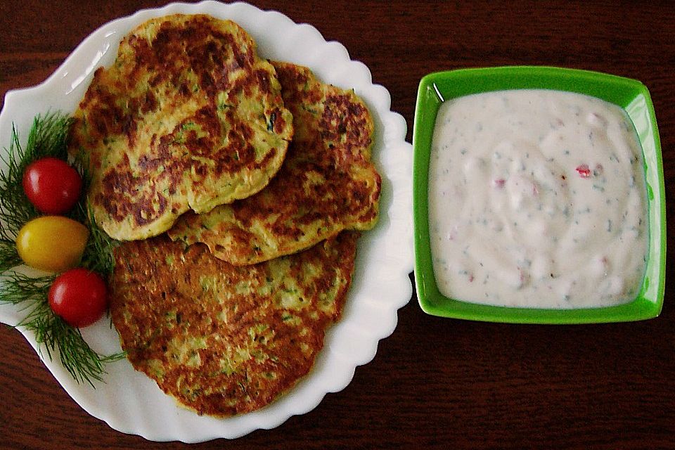 Zucchinipuffer mit Paprikadip