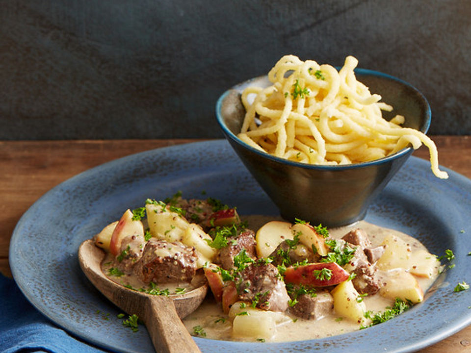 Hirschgulasch in Senfsauce mit frischen Äpfeln von Ergobiene| Chefkoch