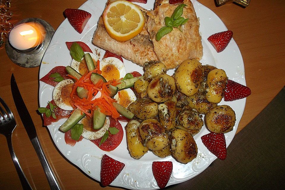 Lachsfilet, angeschwenkte Rosmarinkartoffeln mit Salatblüte und "Erdbeersonne"