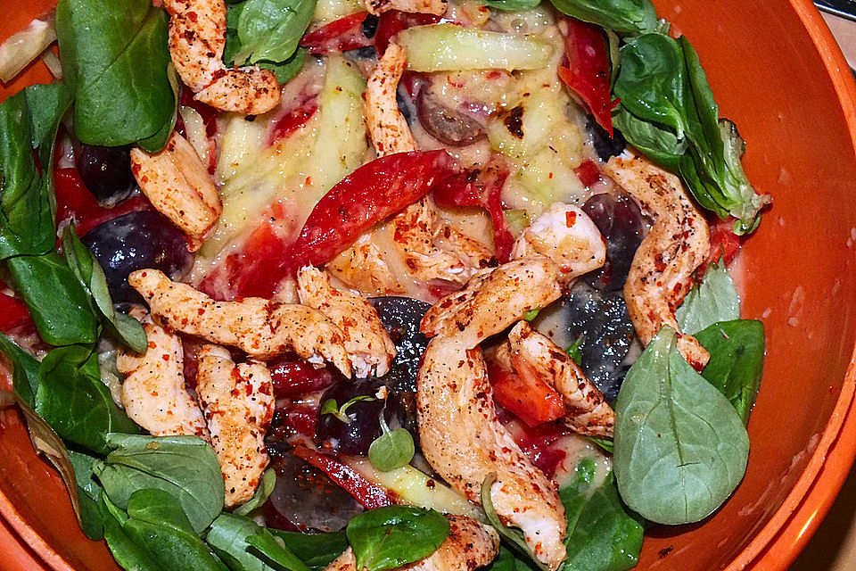 Fruchtiger Paprika-Gurken-Salat mit Hähnchenstreifen