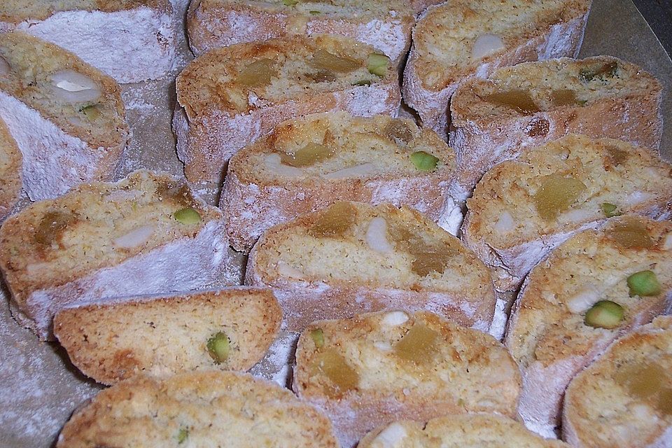 Cantuccini mit Cashews, kandierter Ananas und Pistazien