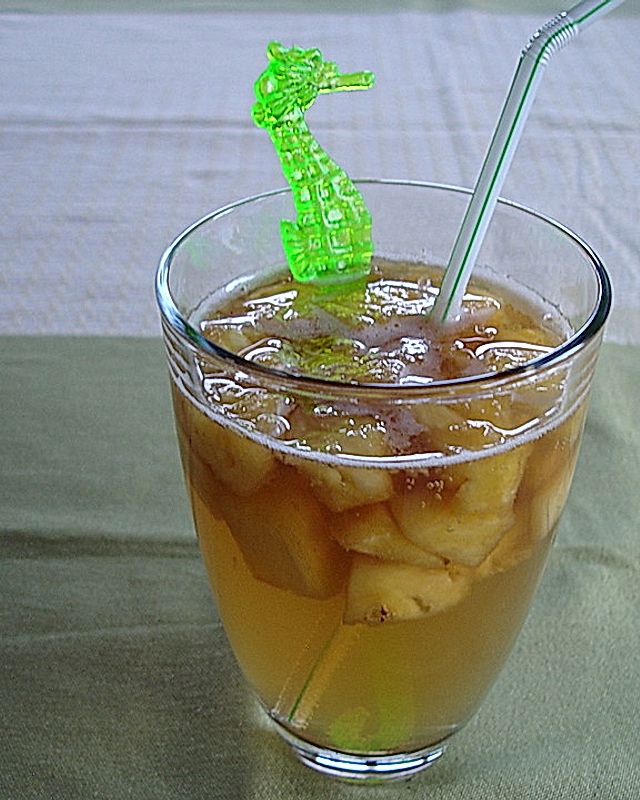 Tea Cooler mit Rum und Ananas