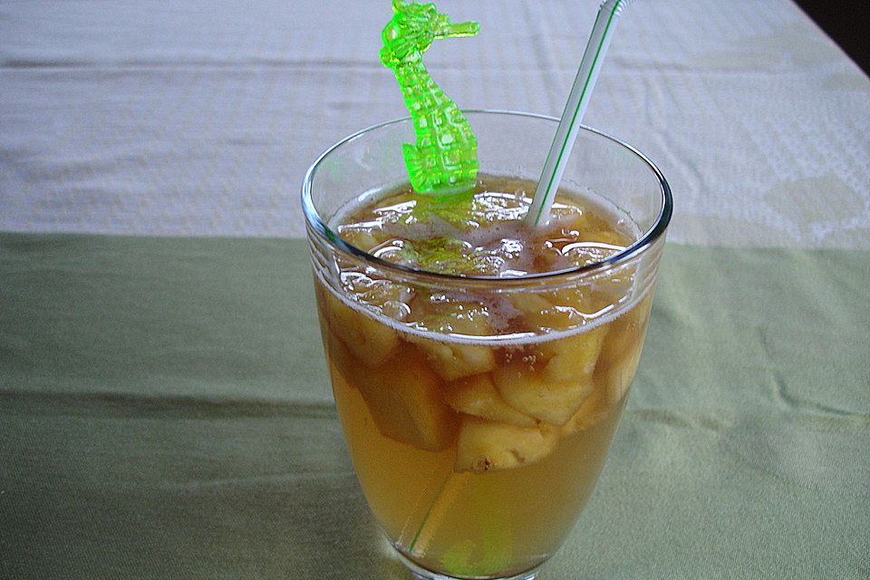 Tea Cooler mit Rum und Ananas