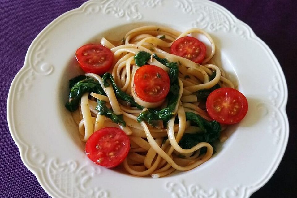 Linguine mit Blattspinat, Kirschtomaten und Knoblauch