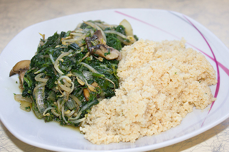 Alex' vegane Sprossen-Pilz-Spinat-Pfanne mit Couscous