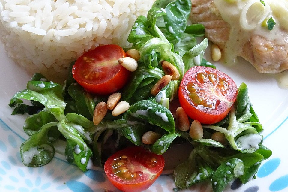 Feldsalat mit Tomaten in feinem Joghurt-Senf-Dressing