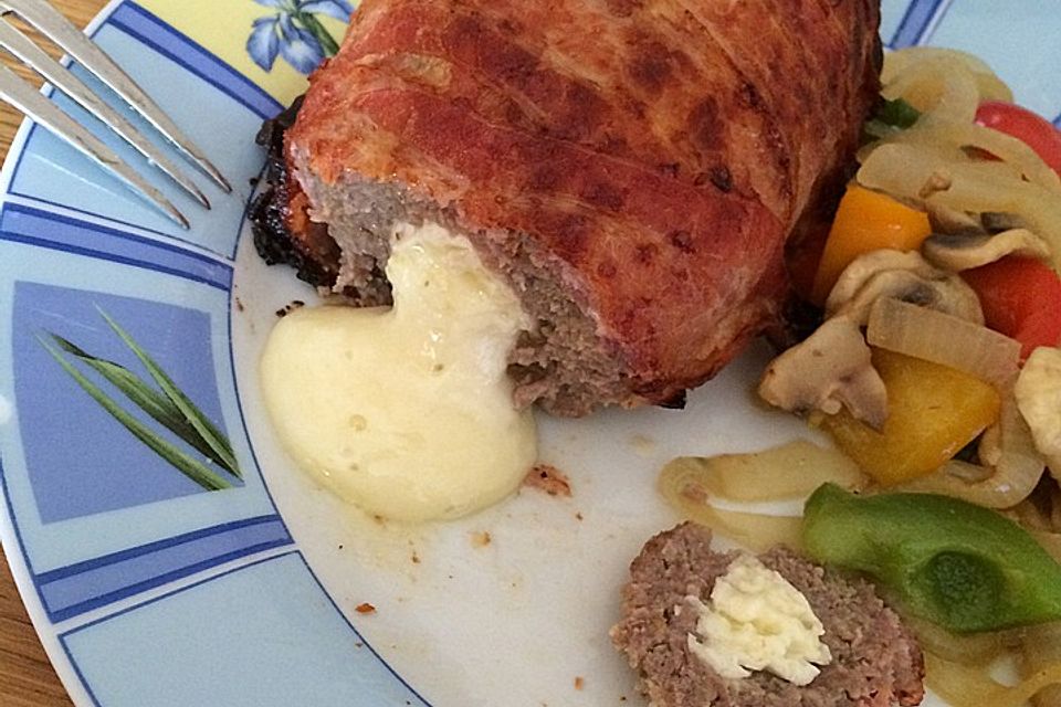 Camembert im Hackfleisch-Baconmantel