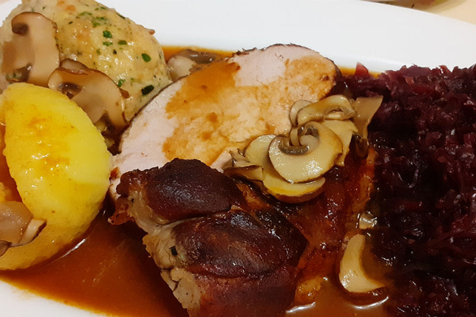 Schweinsbraten mit Semmelknödeln und Stöcklkraut