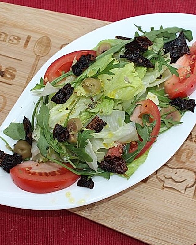 Salat mit Rauke und getrockneten Tomaten