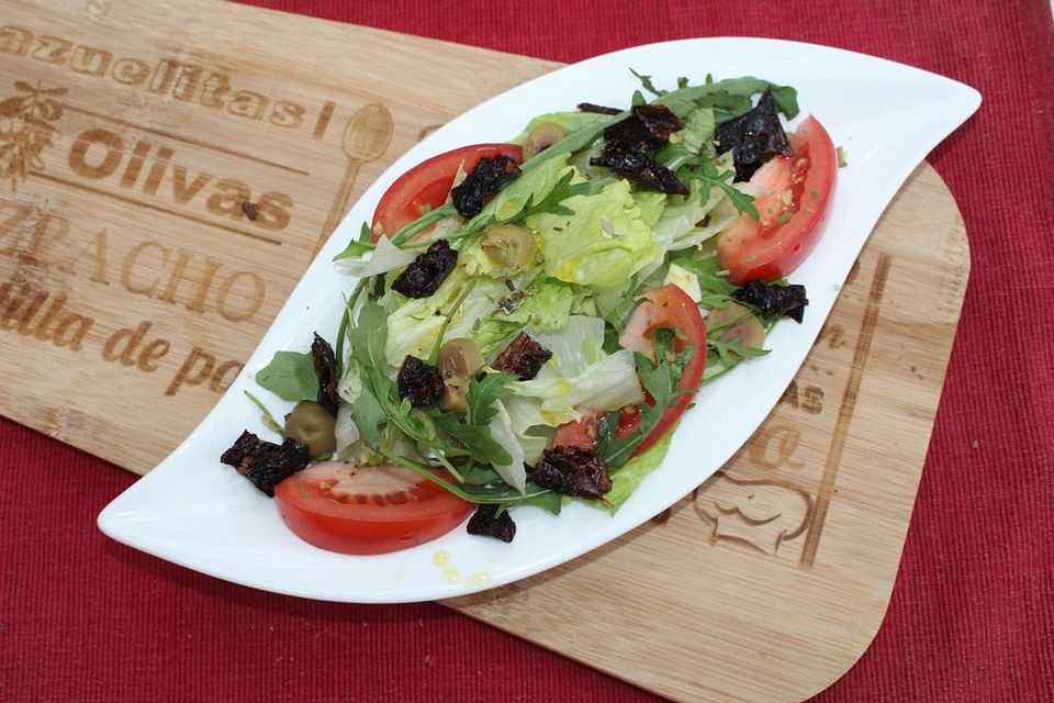 Salat mit Rauke und getrockneten Tomaten