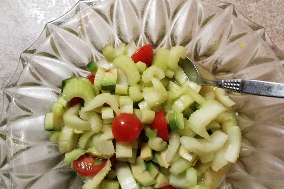 Avocado-Stangensellerie-Salat