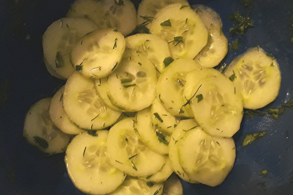 Gurkensalat in einer Essig-Öl-Vinaigrette mit Bärlauch