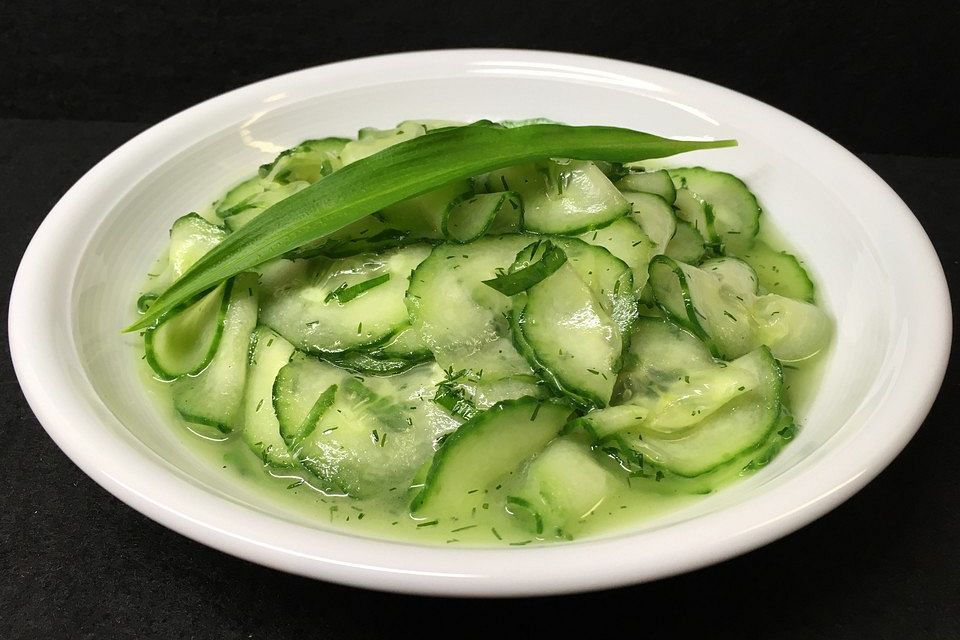 Gurkensalat in einer Essig-Öl-Vinaigrette mit Bärlauch