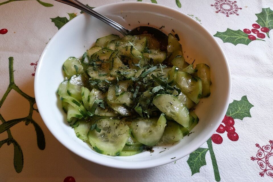 Gurkensalat in einer Essig-Öl-Vinaigrette mit Bärlauch