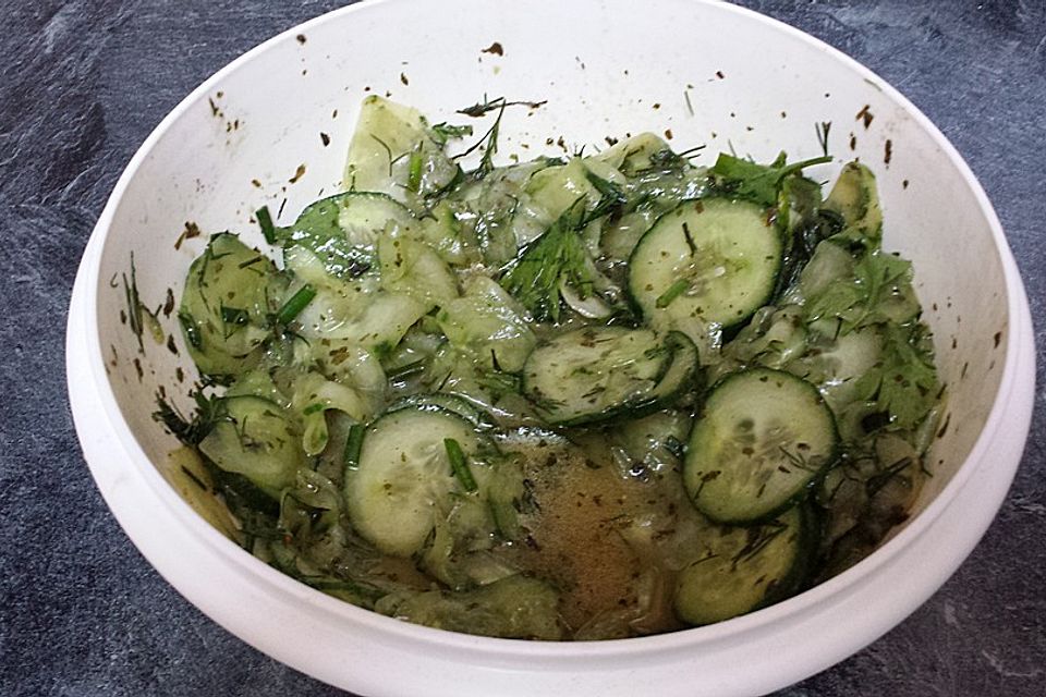 Gurkensalat in einer Essig-Öl-Vinaigrette mit Bärlauch