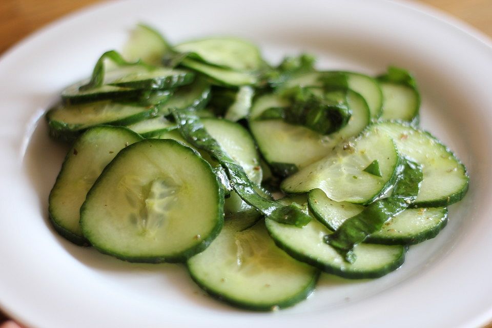 Gurkensalat in einer Essig-Öl-Vinaigrette mit Bärlauch