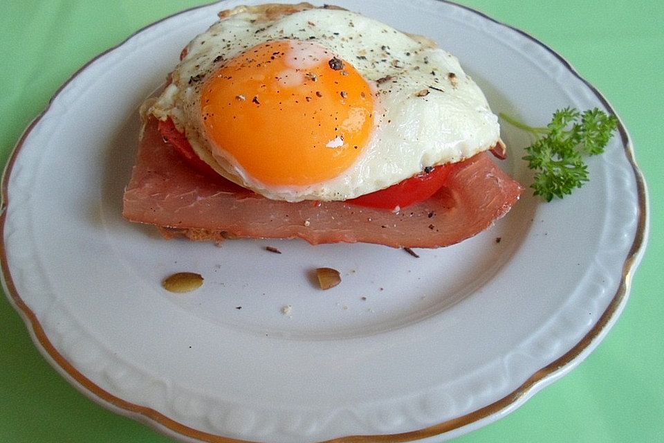 Tomatenbrot mit Spiegelei Tomatenbrot mit Spiegelei
