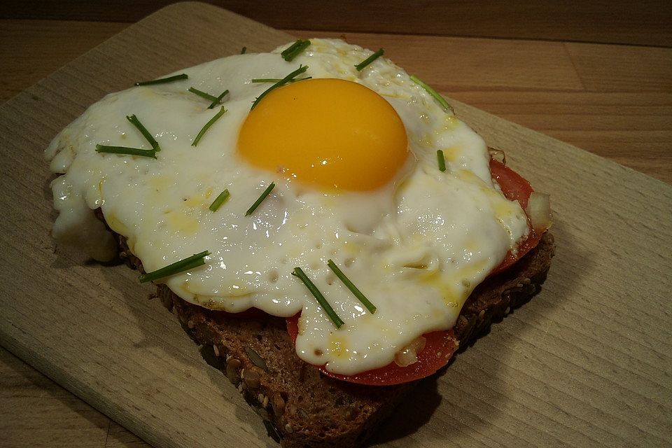 Tomatenbrot mit Spiegelei Tomatenbrot mit Spiegelei