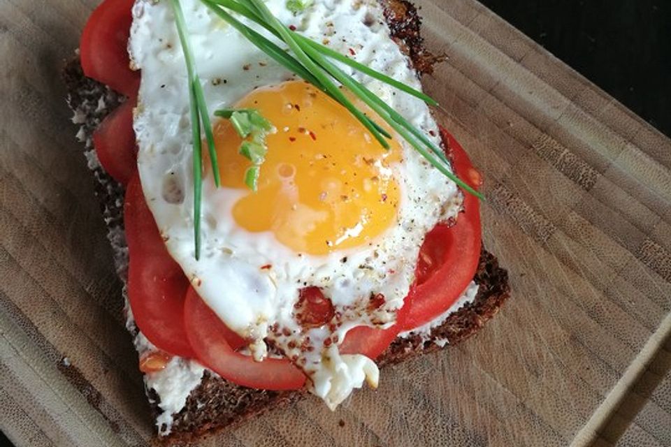 Tomatenbrot mit Spiegelei Tomatenbrot mit Spiegelei