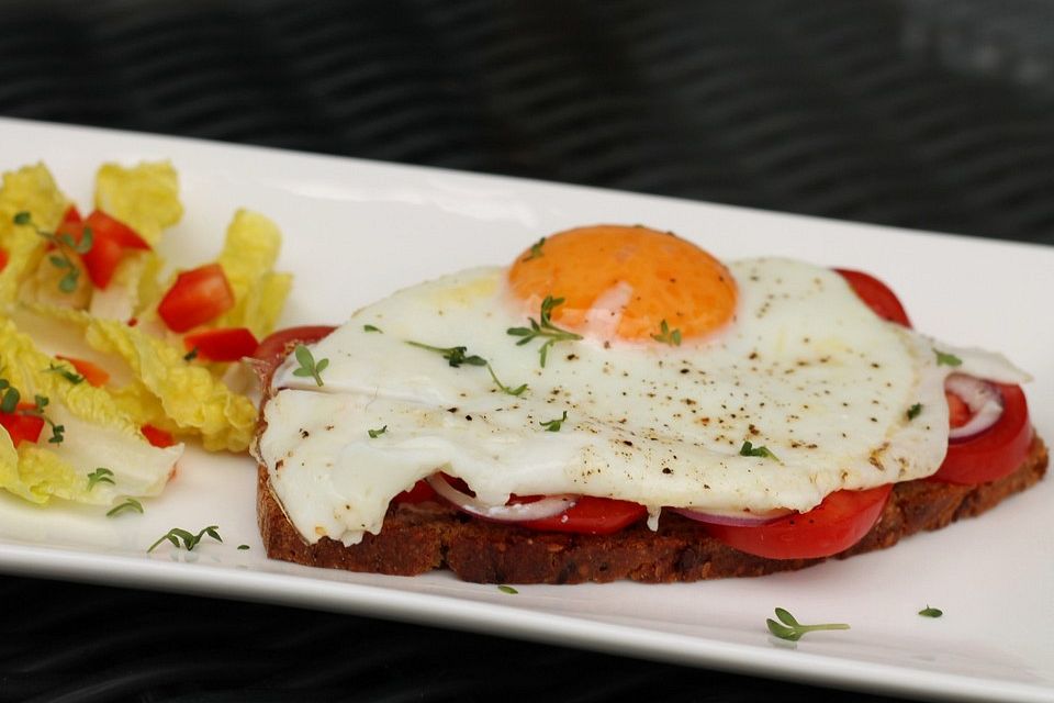 Tomatenbrot mit Spiegelei Tomatenbrot mit Spiegelei