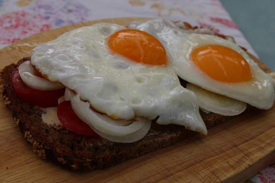Tomatenbrot mit Spiegelei Tomatenbrot mit Spiegelei