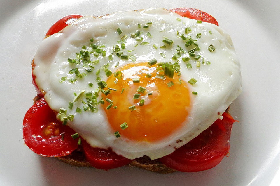 Tomatenbrot mit Spiegelei Tomatenbrot mit Spiegelei