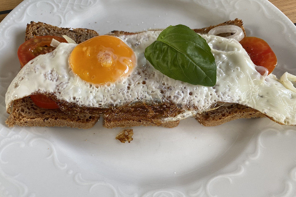 Tomatenbrot mit Spiegelei Tomatenbrot mit Spiegelei