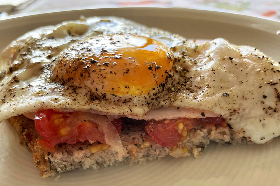 Tomatenbrot mit Spiegelei Tomatenbrot mit Spiegelei
