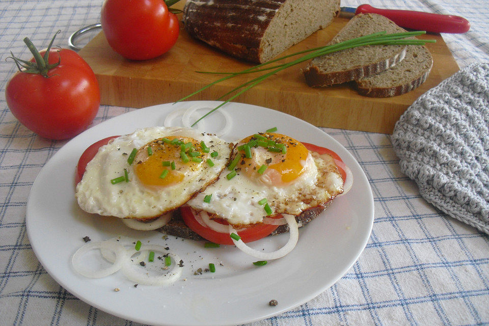 Tomatenbrot mit Spiegelei