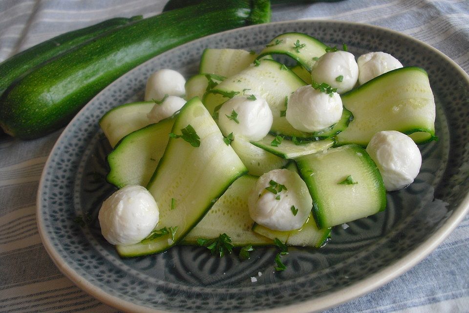 Zitroniger Zucchini- Mozzarella Salat