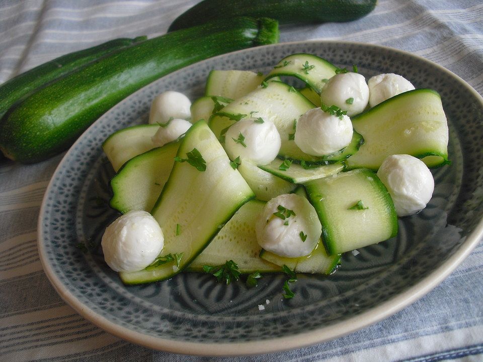 Zitroniger Zucchini- Mozzarella Salat von toniriel| Chefkoch