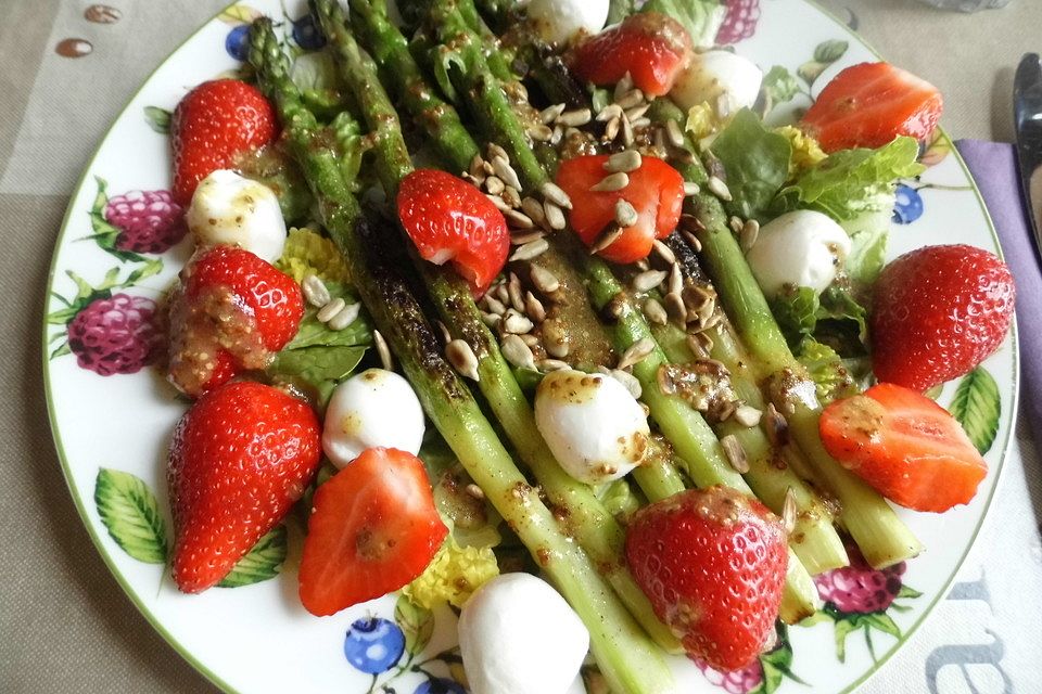 Spargelsalat mit Erdbeeren und Mozzarella