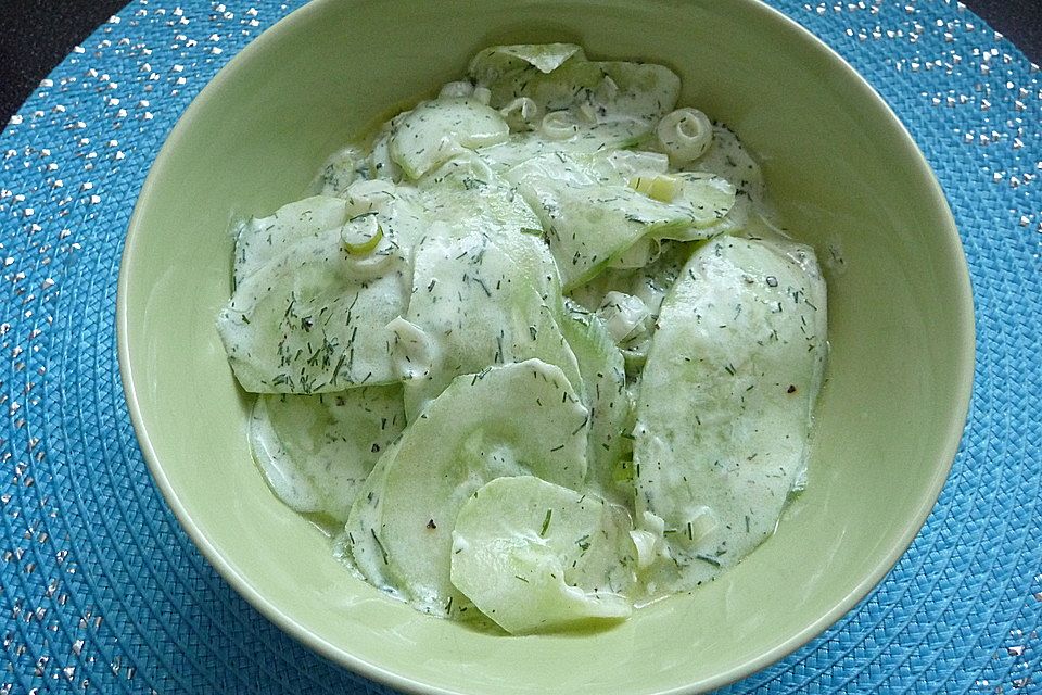 Gurkensalat mit Joghurt-Dillsauce