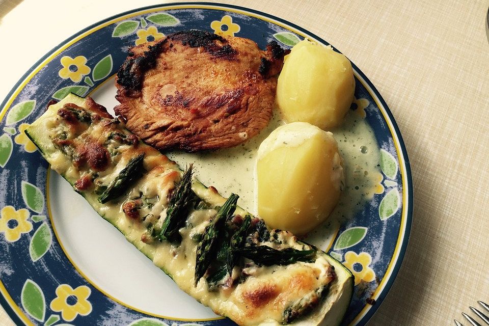 Zucchiniboote mit Feta und grünem Spargel, dazu Pellkartoffeln