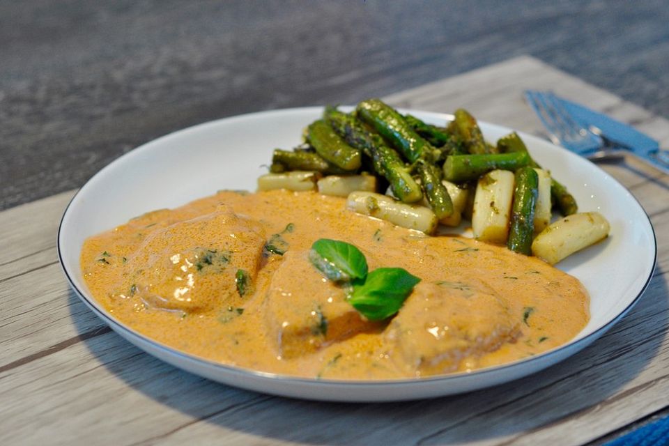 Ravioli mit Spargel und Tomatencremesauce