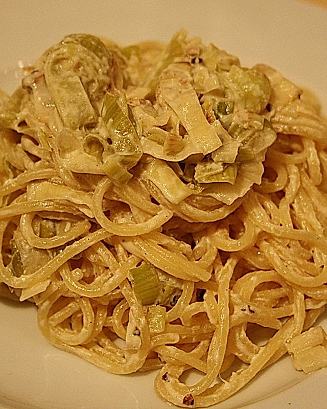 Spaghetti mit Zitronensahne und Lauchzwiebeln