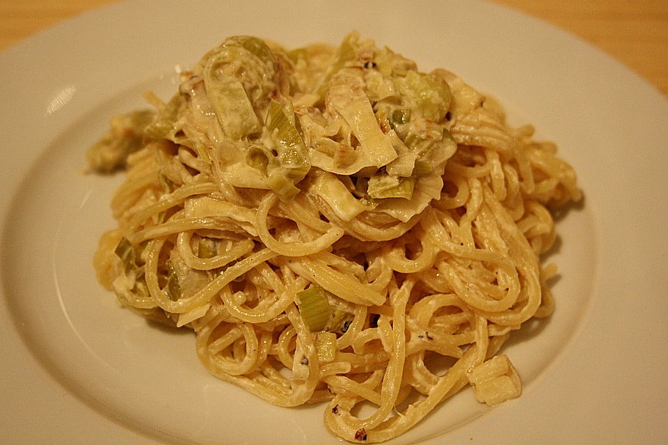 Spaghetti mit Zitronensahne und Lauchzwiebeln