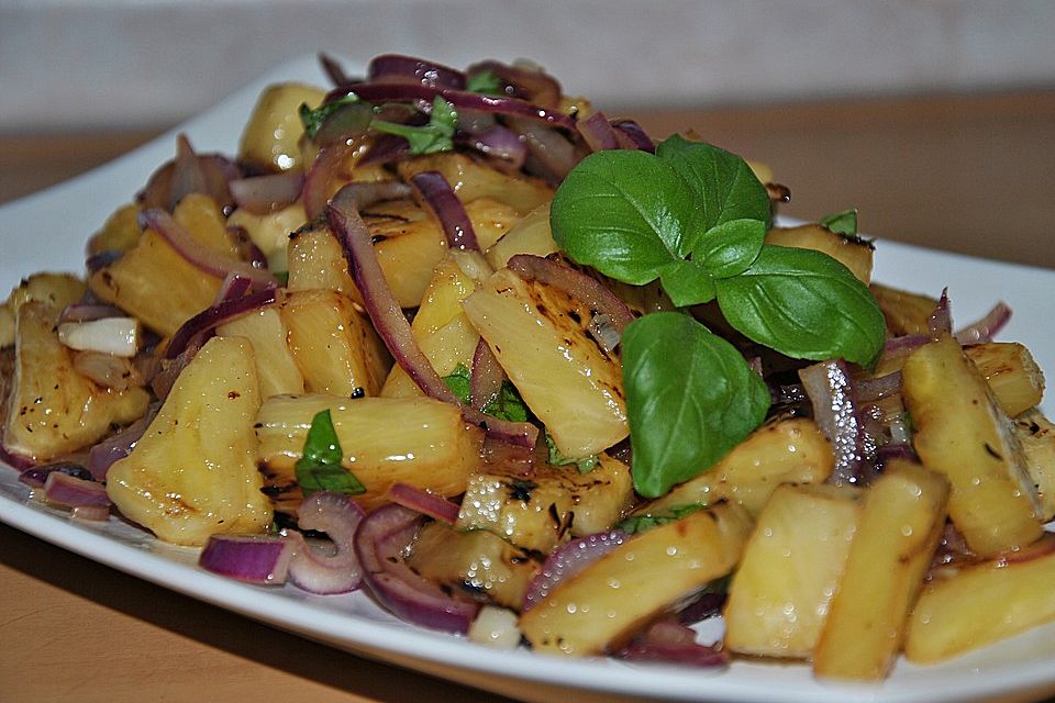 Gegrillter Ananas-Zwiebel Salat