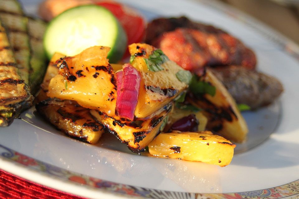 Gegrillter Ananas-Zwiebel Salat