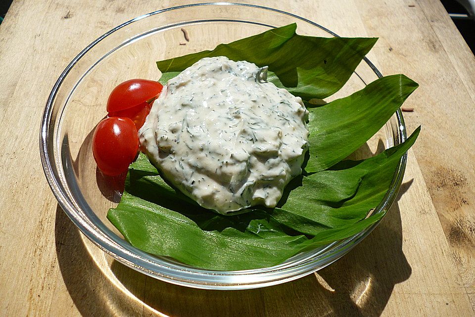 Schafsmilchjoghurt-Dip mit geräuchertem Knoblauch