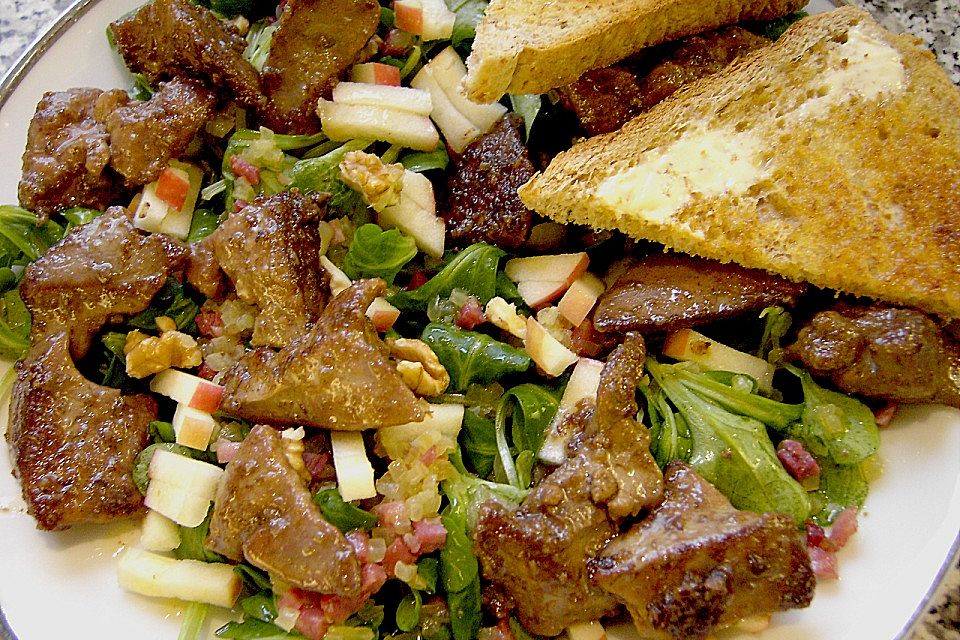 Feldsalat mit Leber und Speck