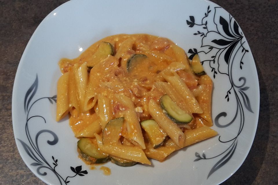 Penne in Tomaten-Gemüse-Schafskäsesoße