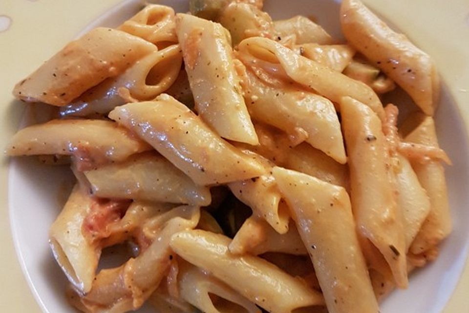 Penne in Tomaten-Gemüse-Schafskäsesoße