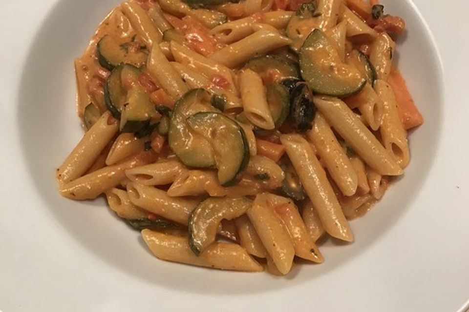 Penne in Tomaten-Gemüse-Schafskäsesoße