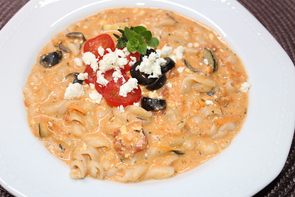 Penne in Tomaten-Gemüse-Schafskäsesoße