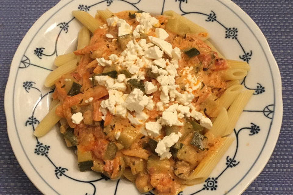 Penne in Tomaten-Gemüse-Schafskäsesoße